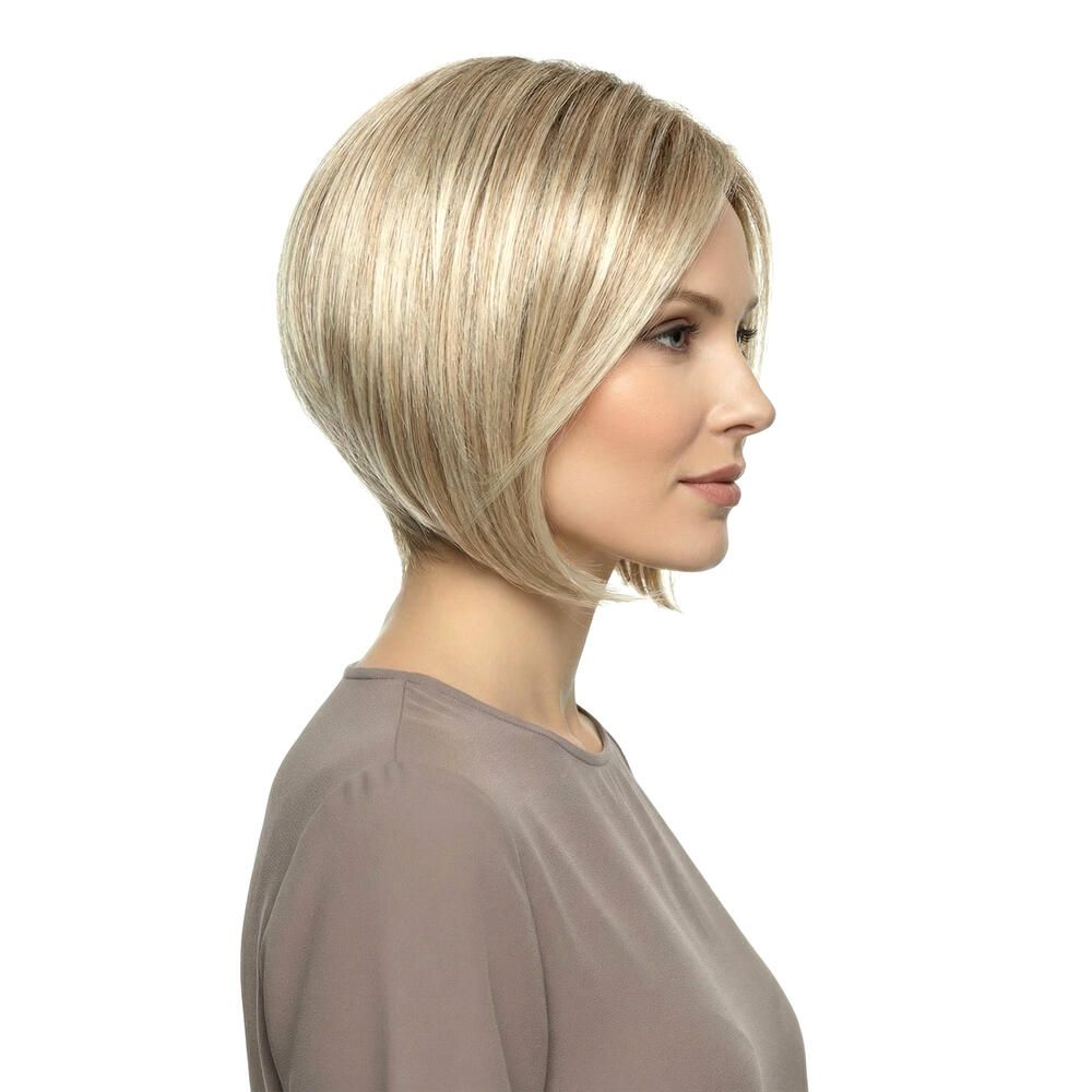 Perücke Mercedes: Blond Bob, Seitenansicht von rechts. Glattes Haar, seitlicher Scheitel.