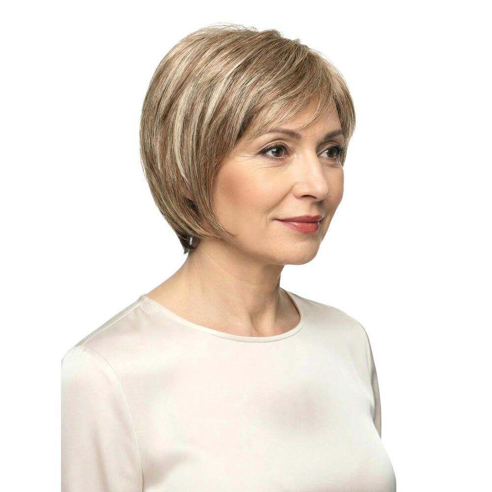 Perücke Nizza von DELUXE. Blond-braune Kurzhaarperücke. Frau trägt die Perücke, Dreiviertelansicht.