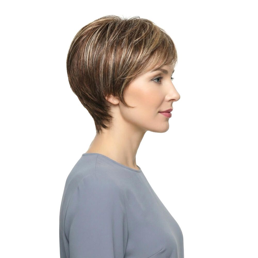 Kurzhaarperücke mit blonden Strähnen. Die Frau trägt ein graues Oberteil. Seitenansicht.