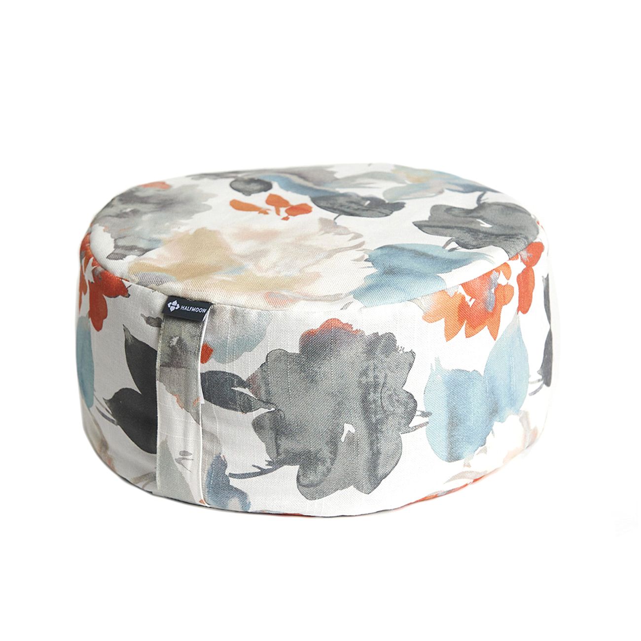 Rundes Meditationskissen mit floralem Muster. Stoffbezug mit Blumen in Grau, Blau und Orange. Mit Trageschlaufe und Logo.