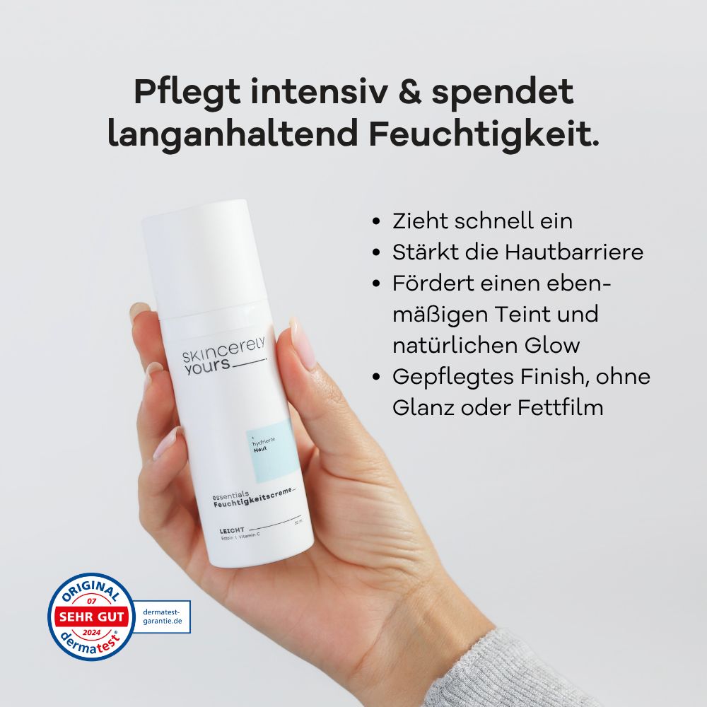 Hand hält eine weiße Flasche Skincerely Yours Leichte Feuchtigkeitscreme.
