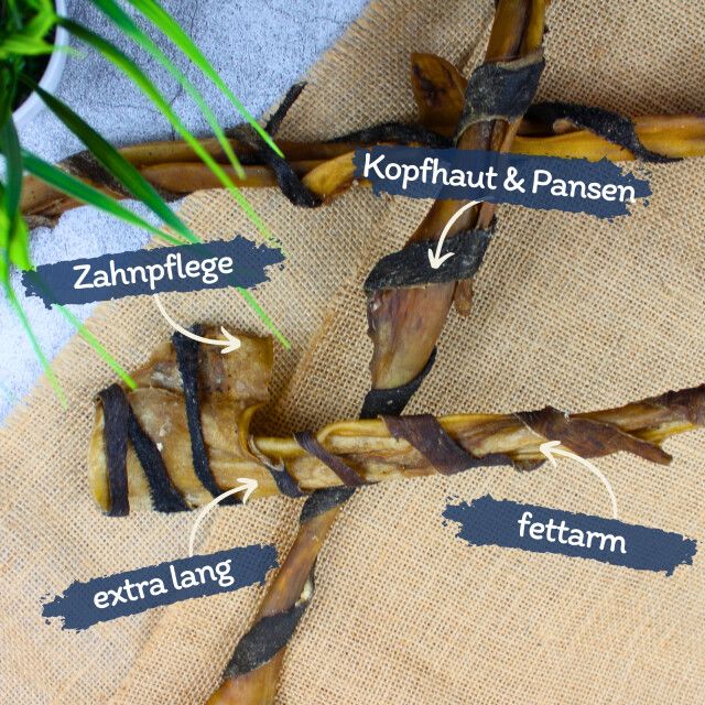 Nahaufnahme von Rinderkopfhautstangen mit Pansen. Beschriftungen: extra lang, fettarm, Kopfhaut & Pansen, Zahnpflege. Auf Leinenstoff.