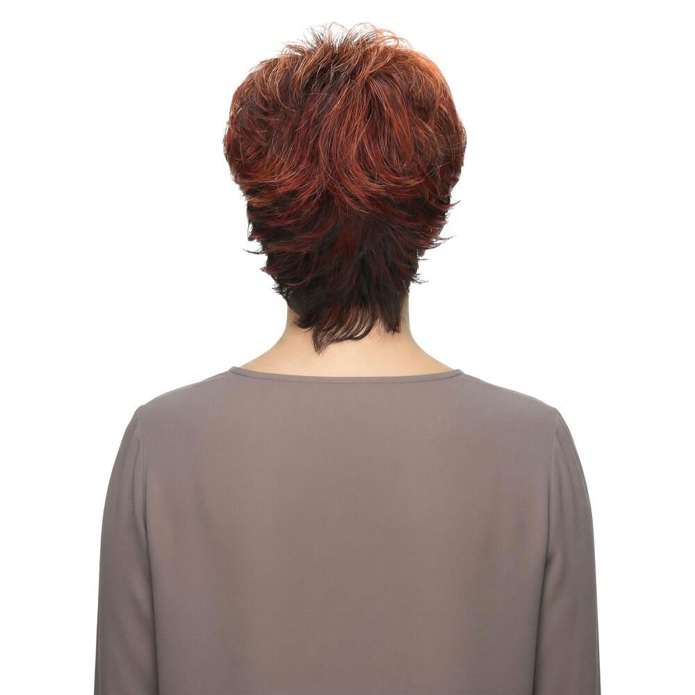Rückansicht einer kurz geschnittenen Perücke in Rotbraun. Die Haare sind gestuft und fallen locker.