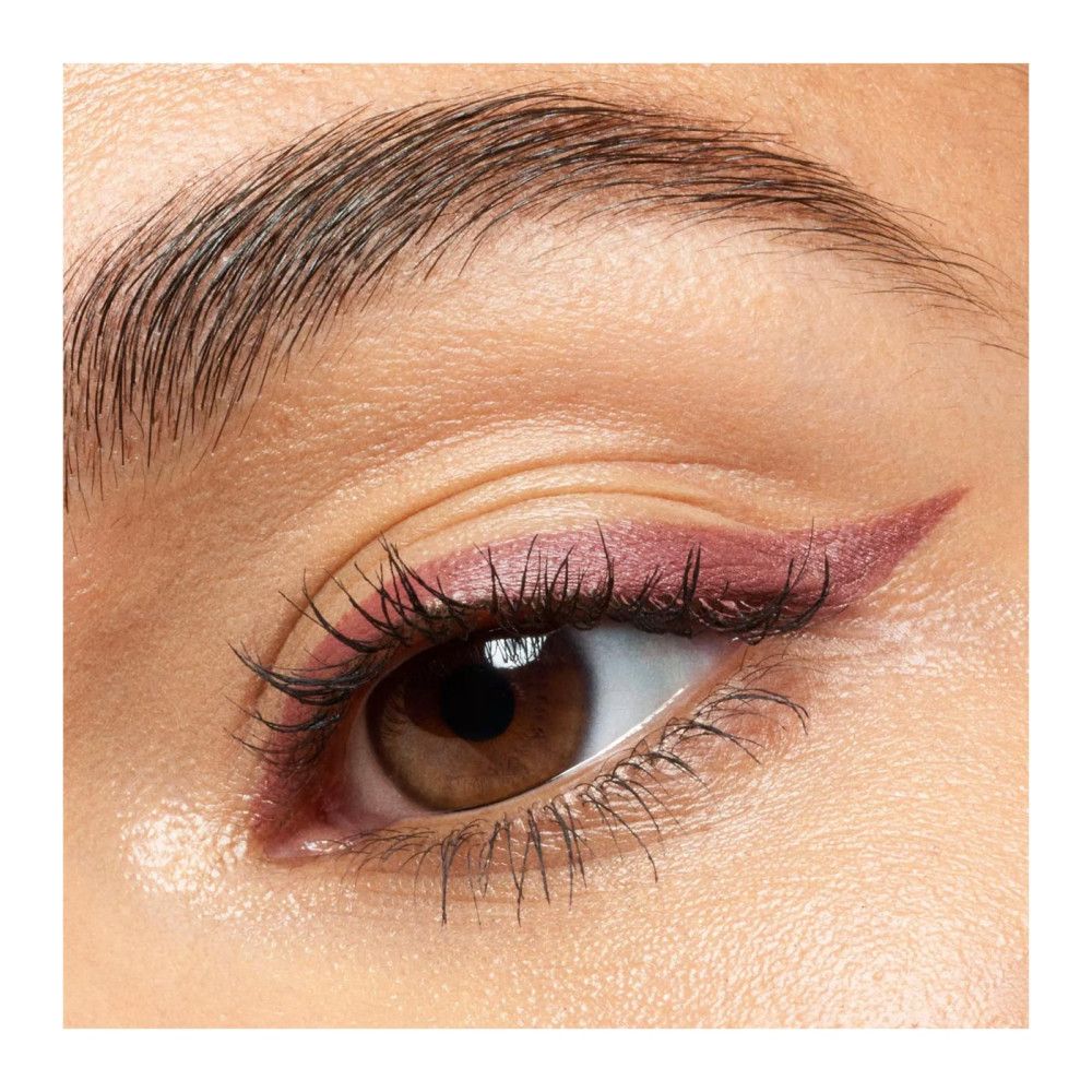 Auge mit Kajalstrich. Braune Iris, Wimpern. Kajal in Rosa-Braun. Oberlid betont.