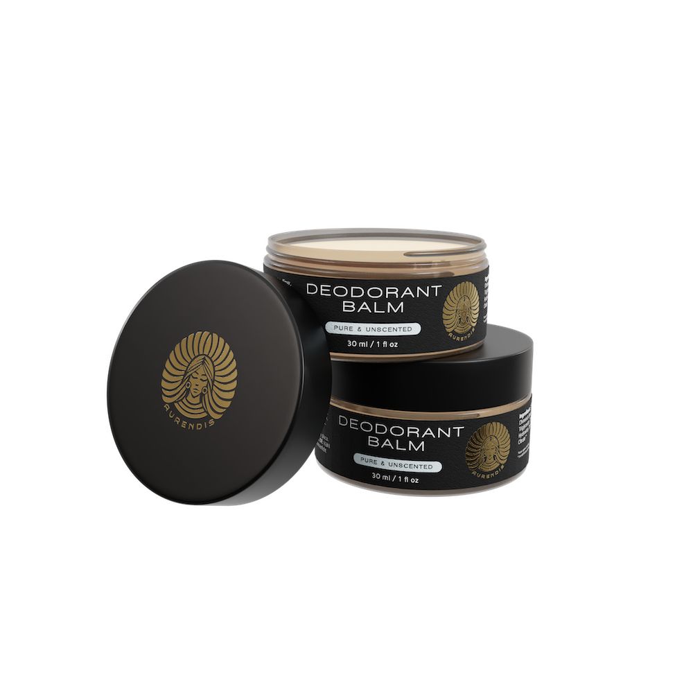 Drei schwarze Tiegel mit goldenen Deckeln. Aufschrift: Deodorant Balm. Pure & Unscented.