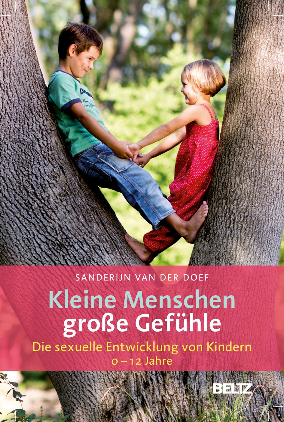 Buchcover: Titel "Kleine Menschen - große Gefühle". Kinder halten Hände. Autor: Sanderijn van der Doef. Verlag: BELTZ. Thema: sexuelle Entwicklung.