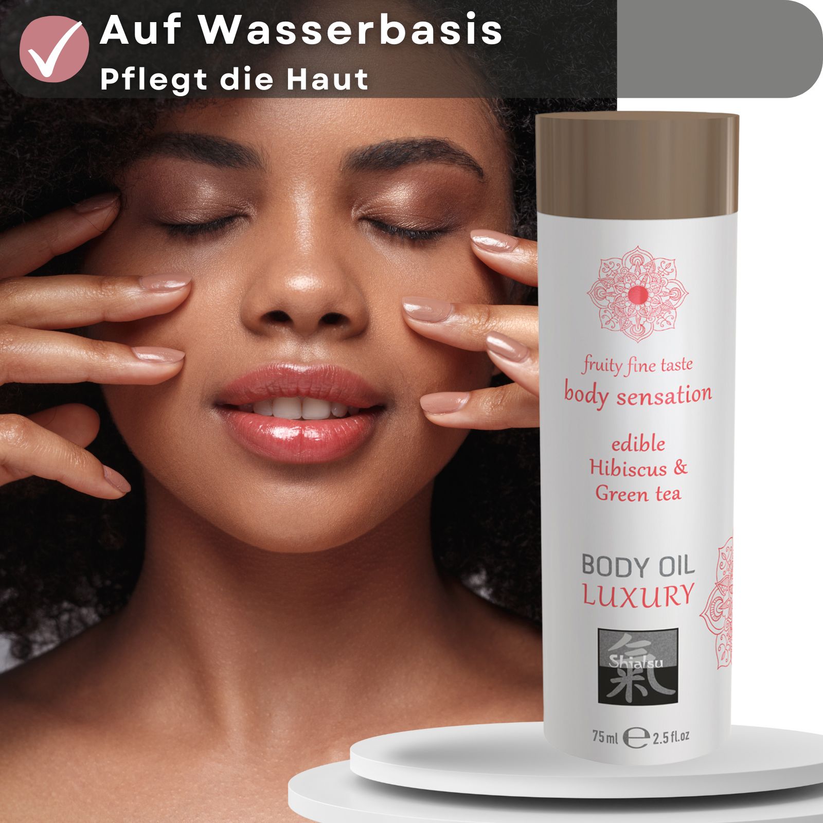 Produktflasche neben Frau. Textfeld: Auf Wasserbasis, Pflegt die Haut. Flasche: Body Oil Luxury, Shiatsu, Hibiskus & Grüner Tee. 75ml.