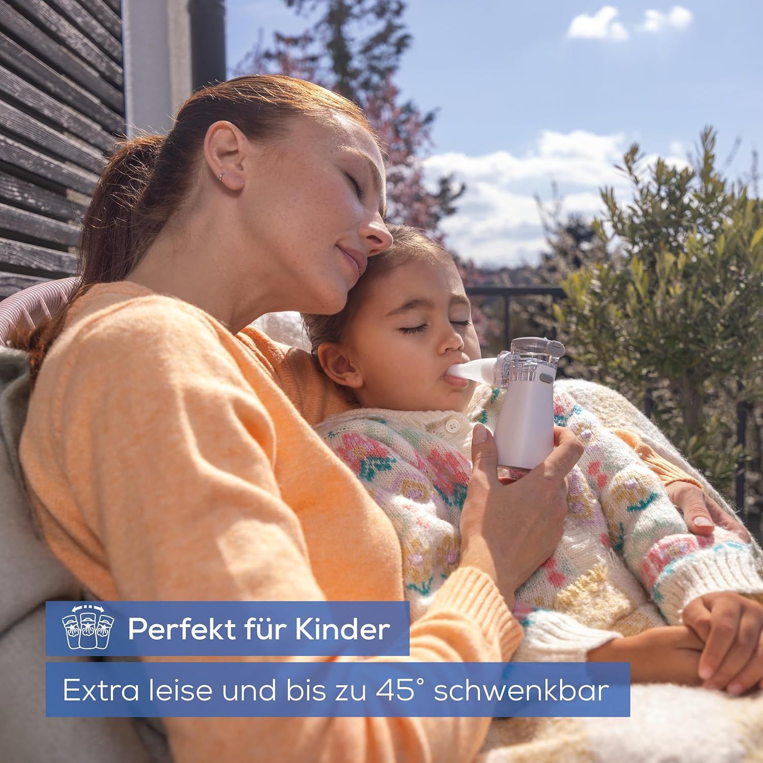 Mutter und Kind nutzen Inhalator. Text: Perfekt für Kinder. Extra leise und bis zu 45° schwenkbar.