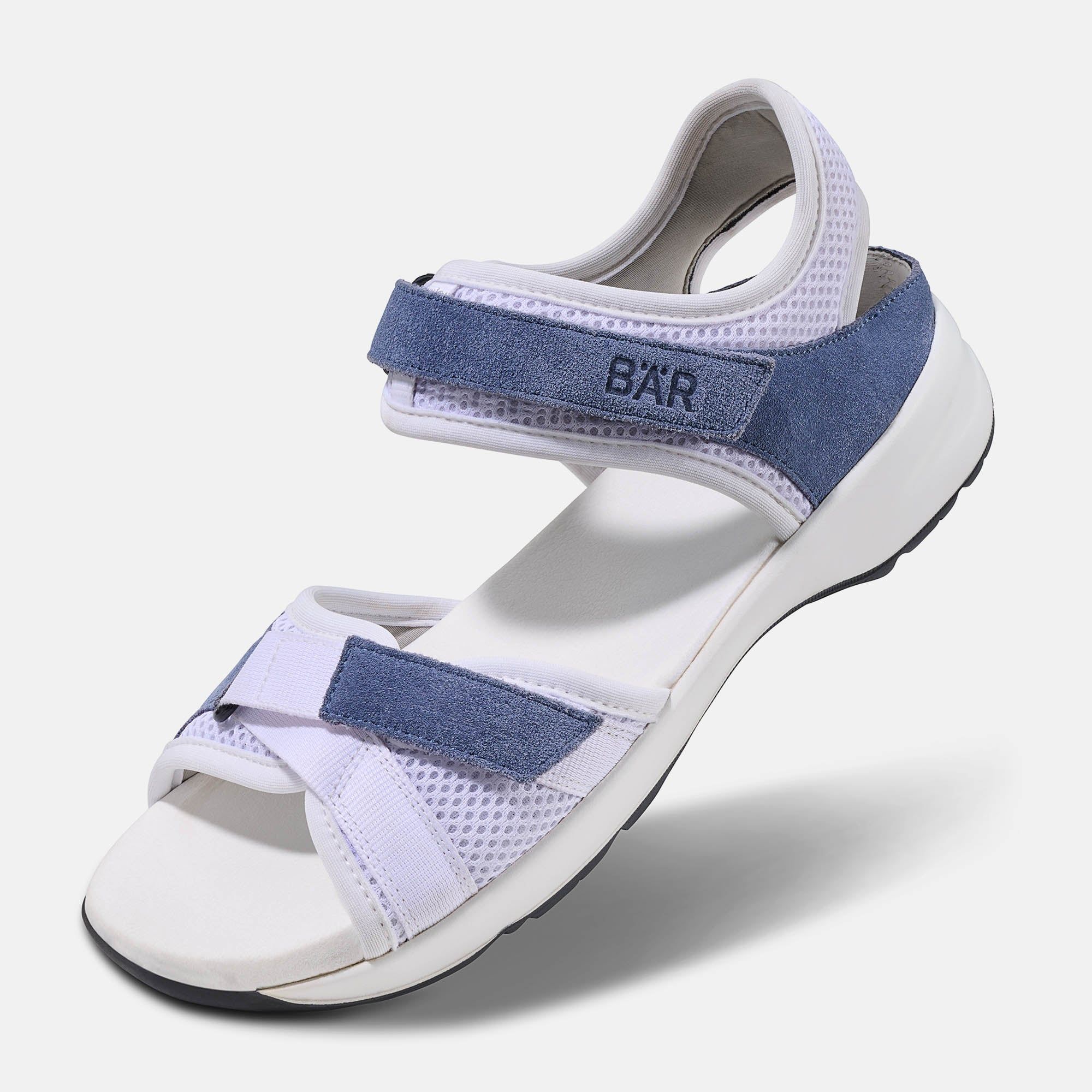Weiße Sandale mit blauen Akzenten. Marke BÄR. Klettverschlüsse und Mesh-Details. Breite Passform.
