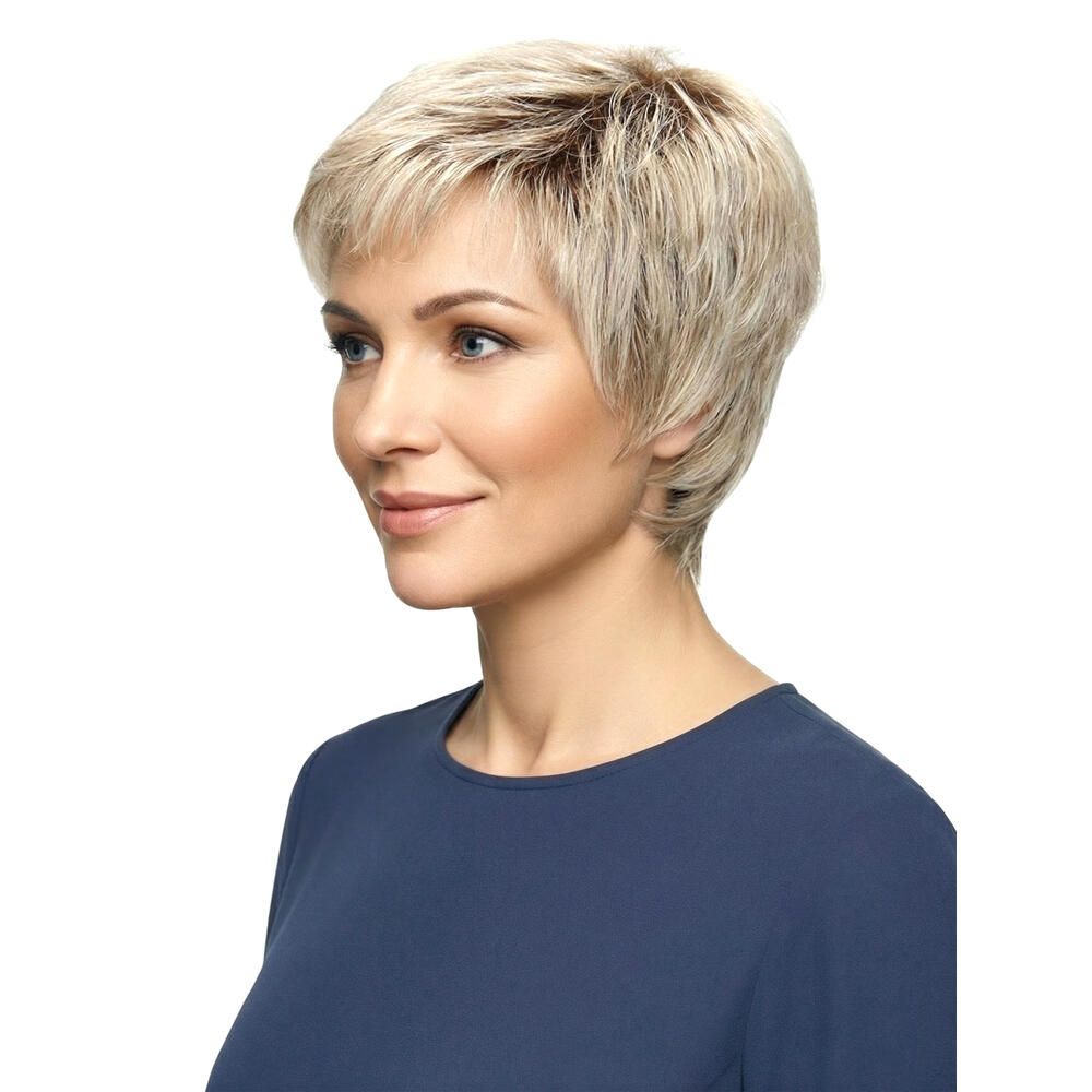 Kurzhaarperücke, blond, seitliche Ansicht einer Frau. Die Perücke hat einen kurzen Pony und eine natürliche Haarfarbe.