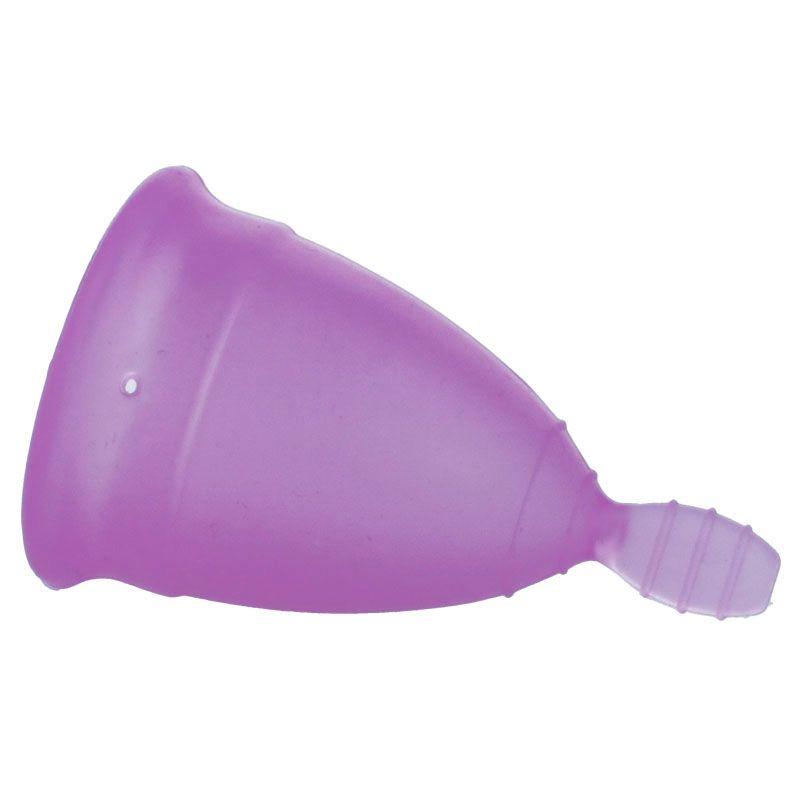 Lila Menstruationstasse aus Silikon. Konische Form mit Stiel. Auf der Seite ein kleines Loch.
