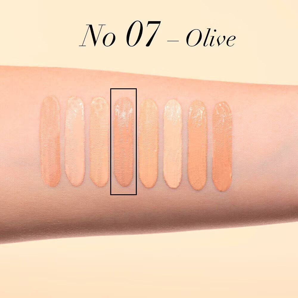 Arm mit Farbmustern. Ein Muster ist mit einem Rechteck markiert. Text: No 07 - Olive.