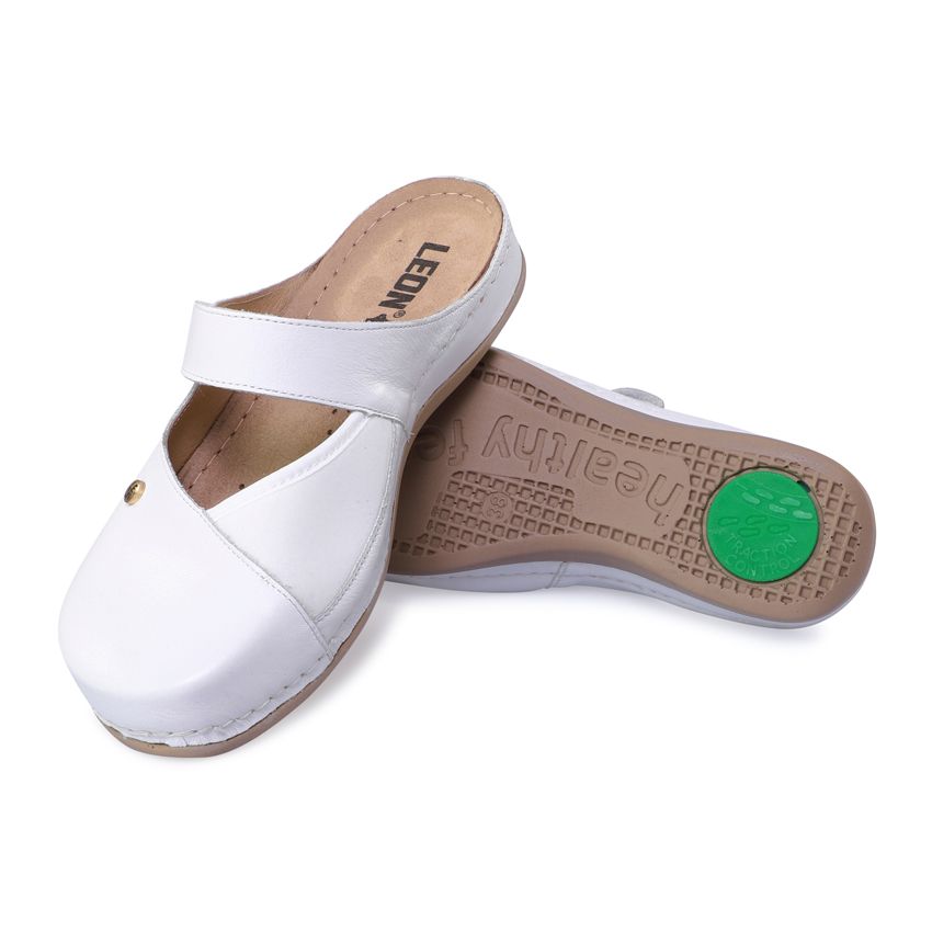 Weiße Leder-Haluxpantolette. Sichtbar: Marke LEON, Größe 41, Riemen, braune Sohle mit grüner Markierung. Detailansicht.