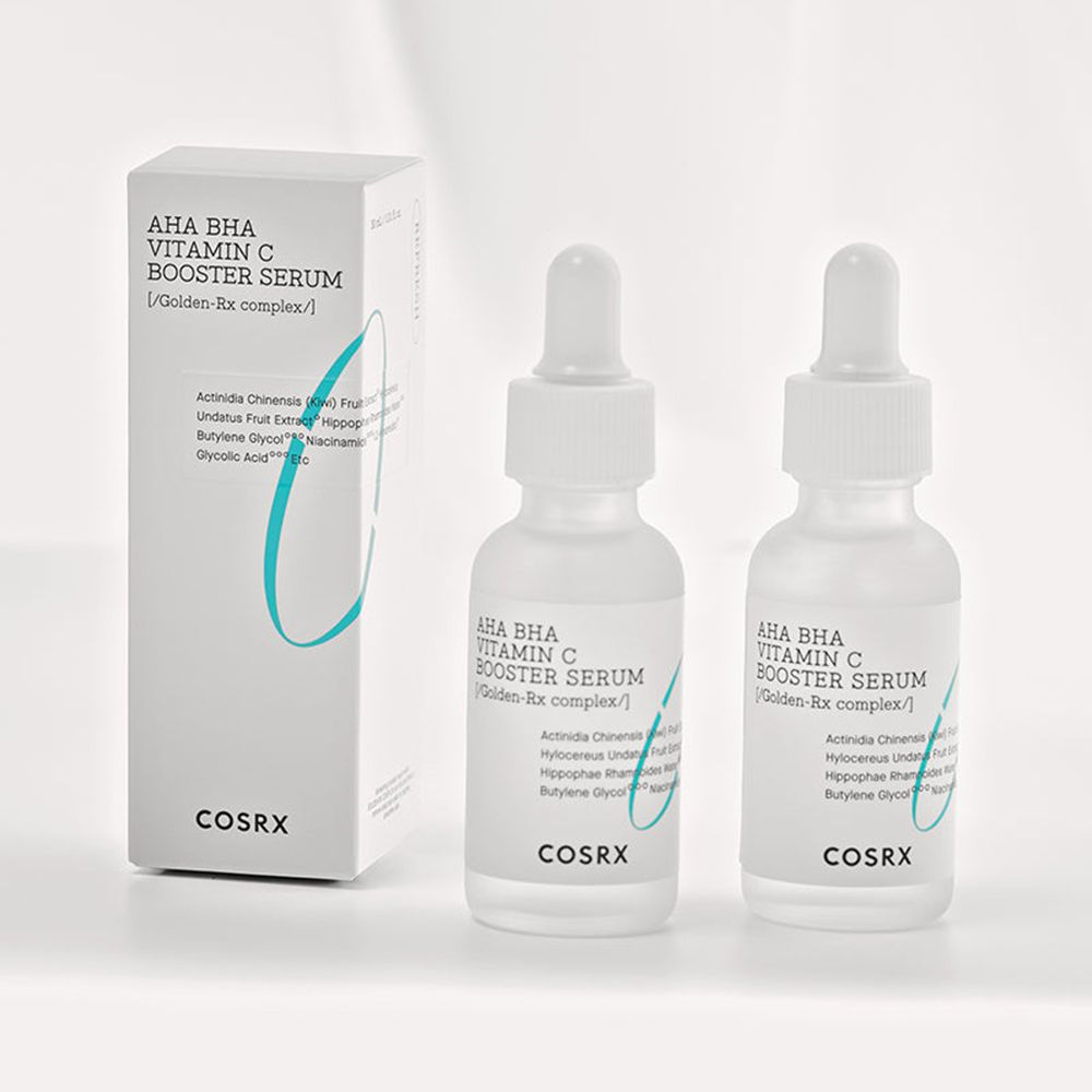 Zwei Serumflaschen und eine Verpackung. Aufschrift: AHA BHA Vitamin C Booster Serum. Marke: COSRX.