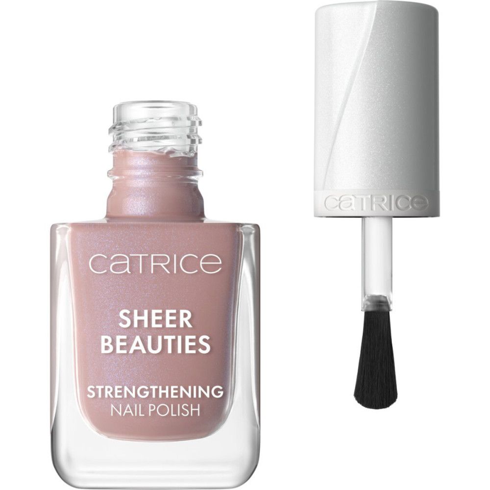 Nagellackflasche mit Pinsel. Marke Catrice, Produktname Sheer Beauties, stärkender Nagellack. Rosa Farbton, transparente Flasche.