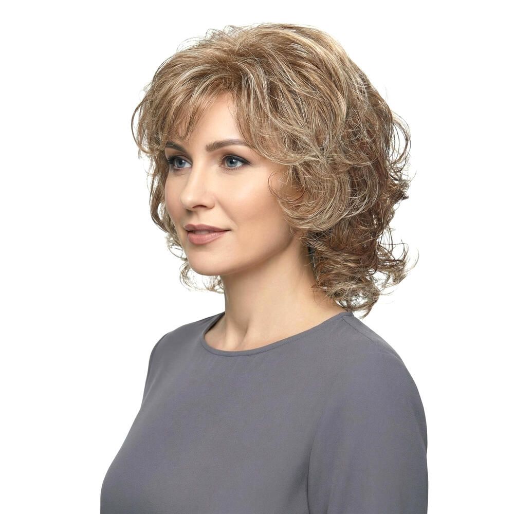 Frau mit Perücke. Kurze, wellige Haare in Blond- und Brauntönen. Seitenansicht.