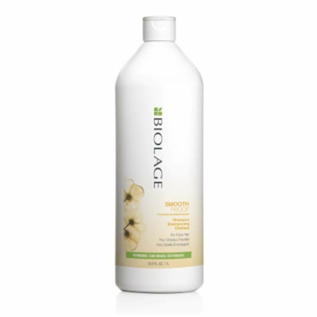 Weiße Shampoo-Flasche mit grünen und gelben Etiketten. BIOLAGE und SMOOTHPROOF-Schriftzug sind sichtbar. Flasche steht aufrecht.