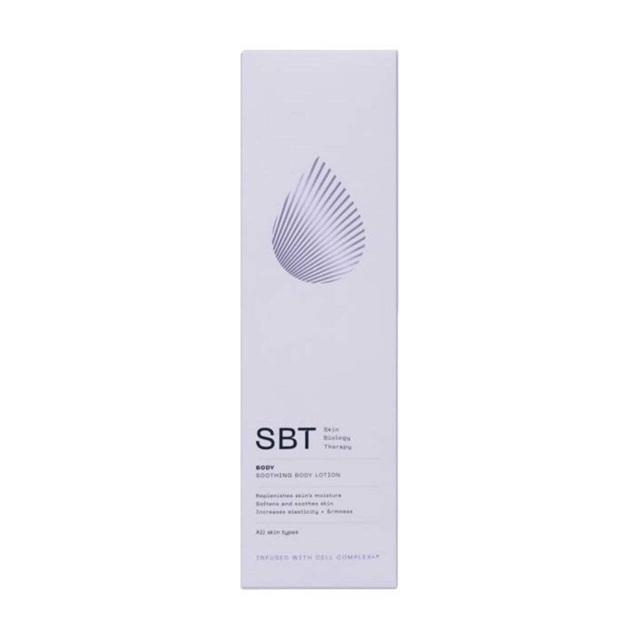 Weiße Verpackung. Logo und Schriftzug SBT. Text: Soothing Body Lotion. Für alle Hauttypen. Mit Zellkomplex.