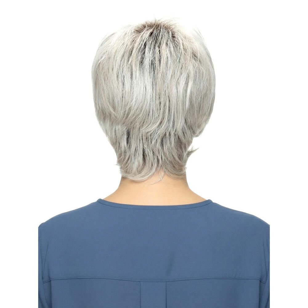 Kurzhaarperücke, graue Farbe, Rückansicht. Frau mit blauem Oberteil.