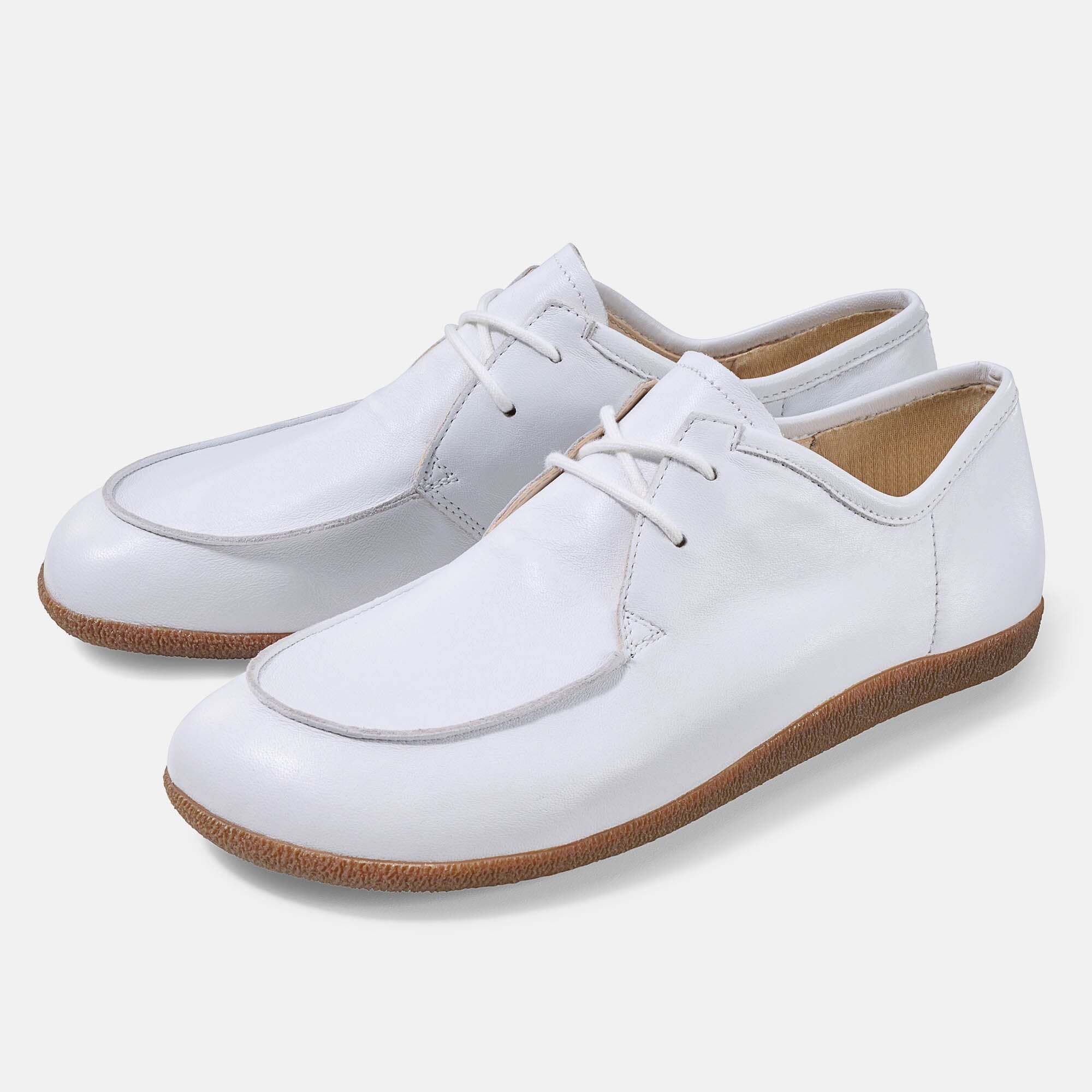 Weiße Damen-Schnürschuhe aus Leder mit flacher Gummisohle und Schnürung.