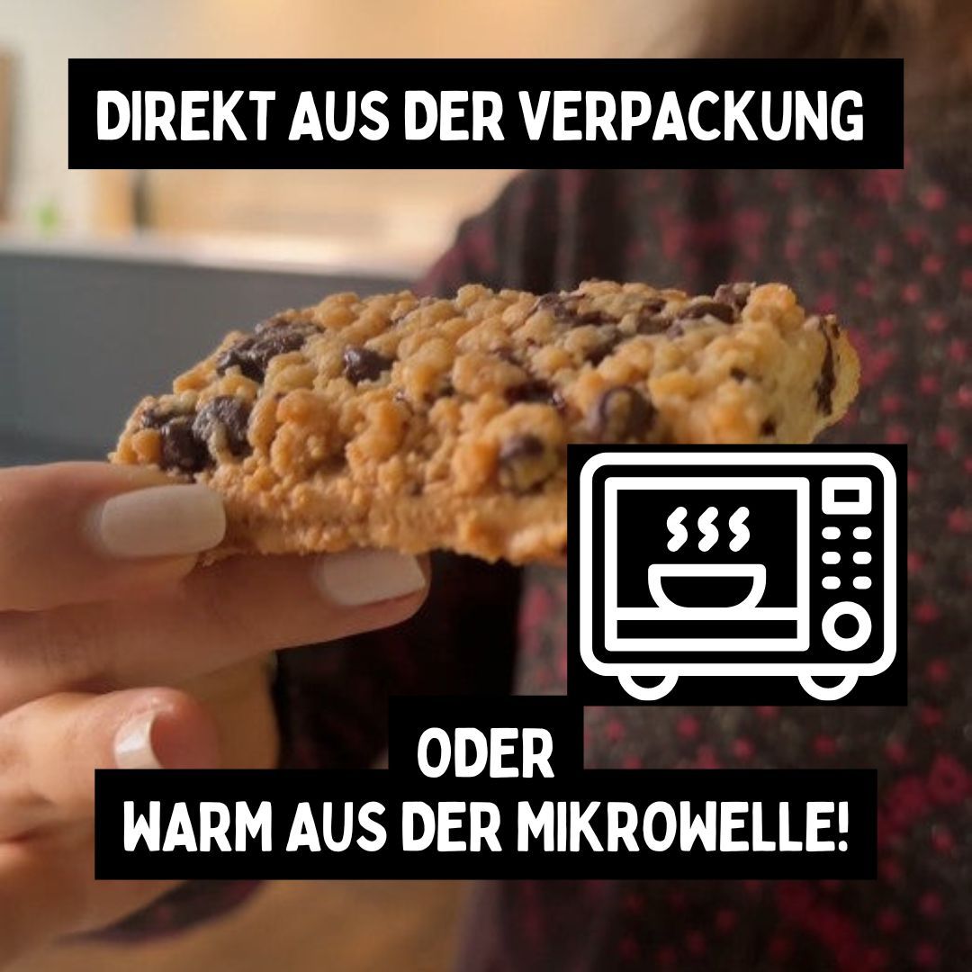 Ein Streuselhappen-Riegel wird in der Hand gehalten. Text: Direkt aus der Verpackung oder warm aus der Mikrowelle!