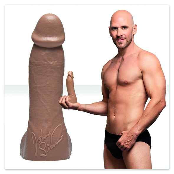 Dildo, braun, mit Unterschrift. Mann hält ein kleineres Modell. Produktname und Unterschrift sichtbar.