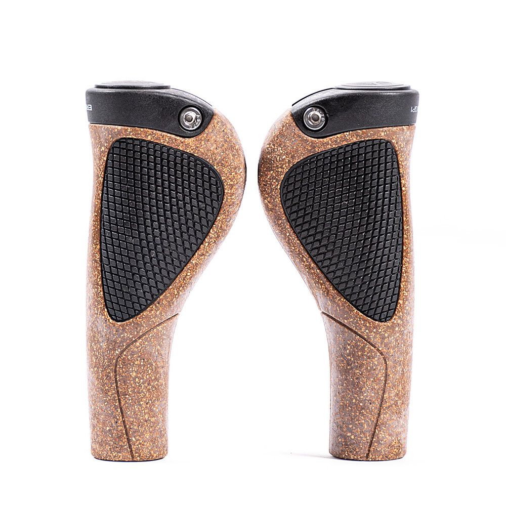 Zwei Fahrradgriffe mit Kork-Optik und schwarzem Griffbereich. Metallklemmen mit Schrauben. Ergonomische Form.