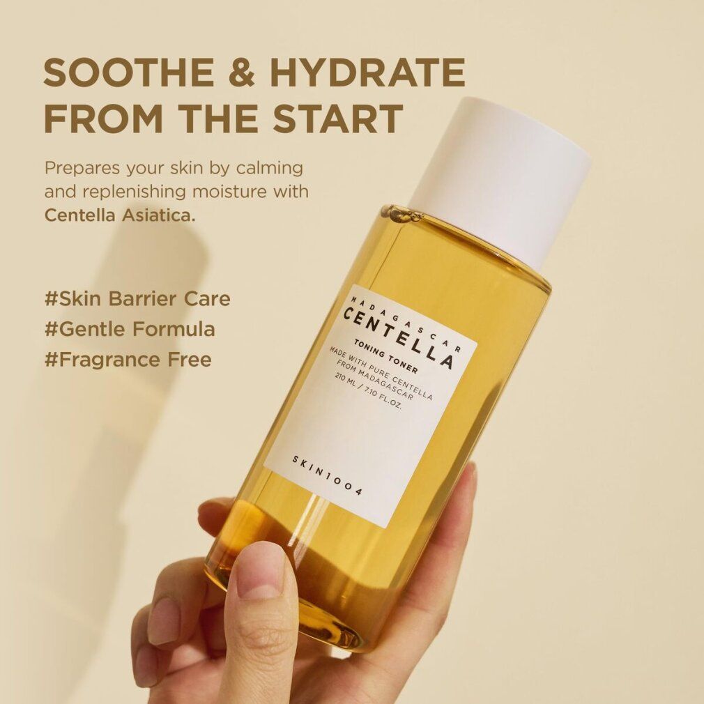 Hand hält Flasche. Text: MADAGASCAR CENTELLA Toning Toner. Text: #Skin Barrier Care.