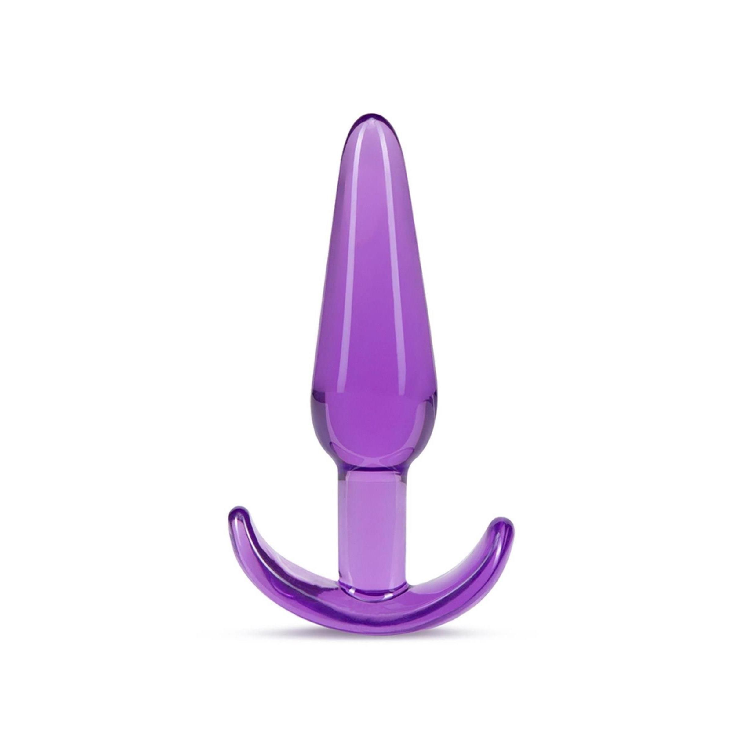 Lila Analplug. Konisch zulaufende Spitze, gebogene Basis. Transparentes Material. Aufrecht stehend.