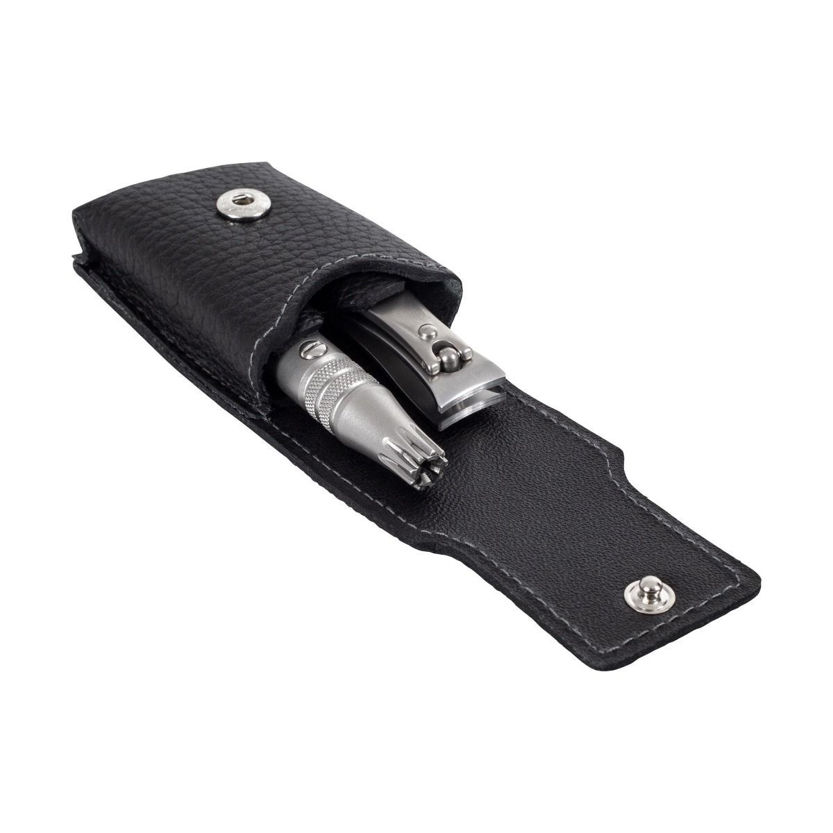 Schwarzes Lederetui mit silbernen Nagelknipser und Nasenhaartrimmer. Geöffnet, Inhalt sichtbar.