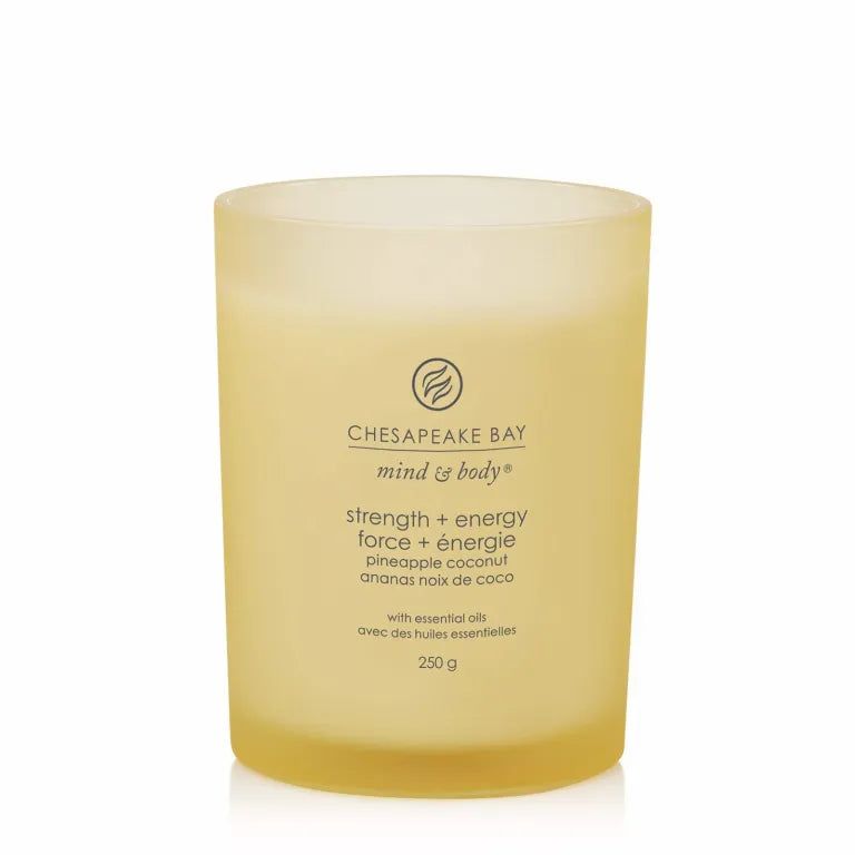 Gelbe Kerze mit Text: Chesapeake Bay, mind & body, strength + energy, pineapple coconut, 250 g. Mit ätherischen Ölen.