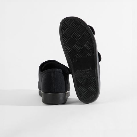 Schwarze Komfortschuhe mit Klettverschluss und roter Zierleiste.