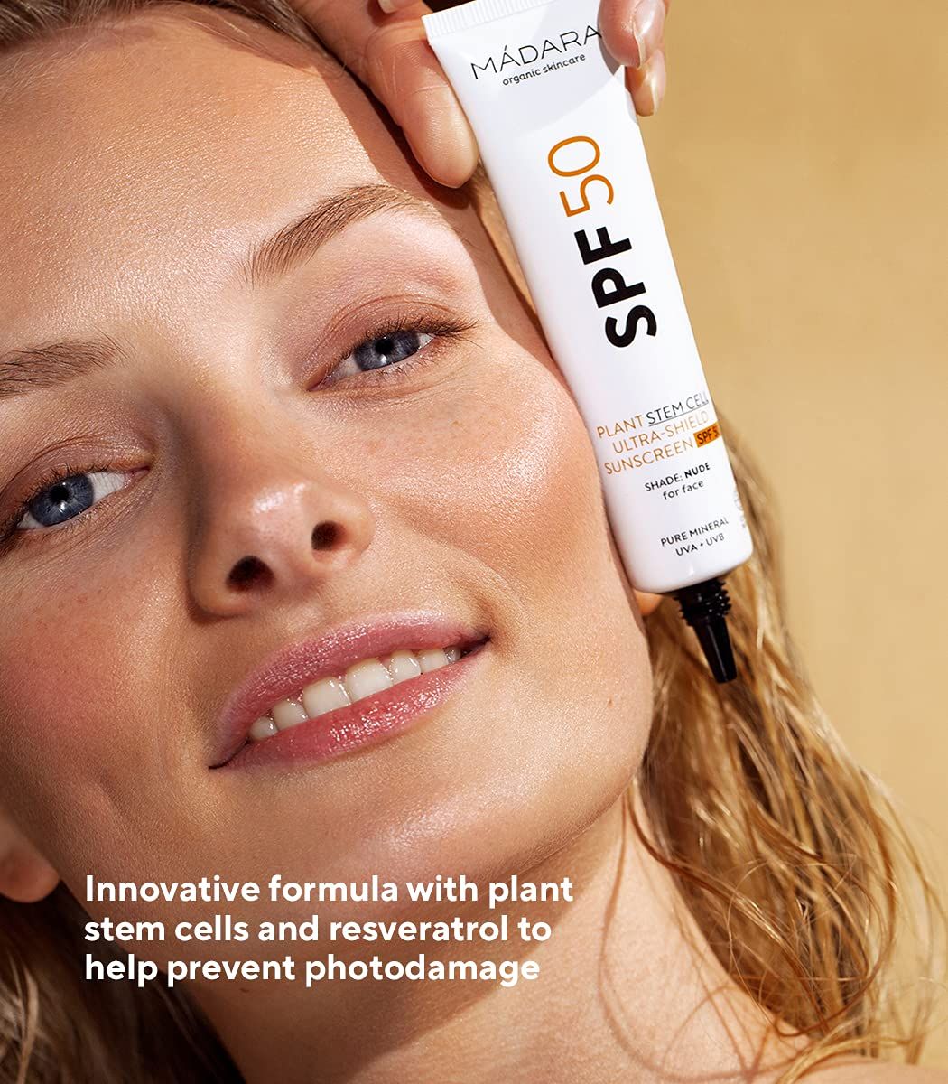 Frau mit Sonnencreme-Tube. Text: Innovative Formel mit Pflanzenstammzellen und Resveratrol zur Vorbeugung von Lichtschäden.