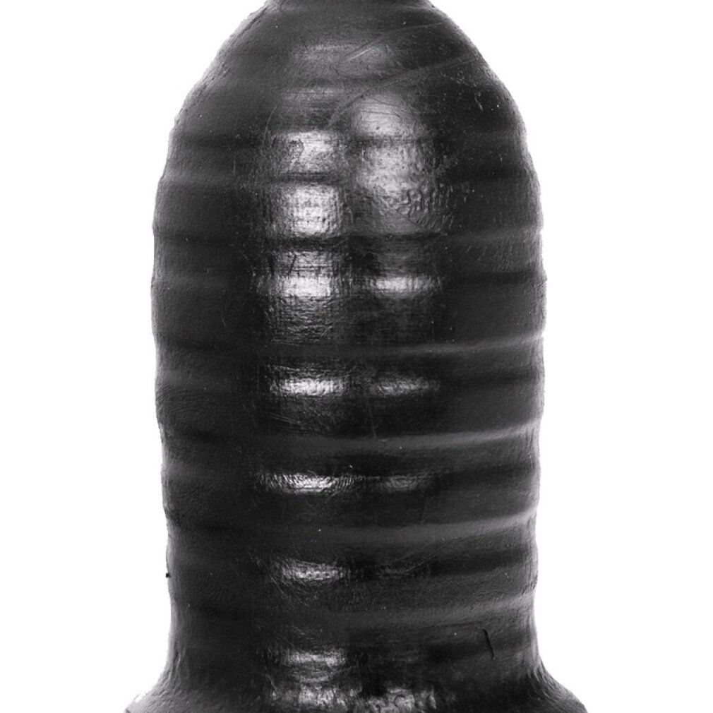 Nahaufnahme eines schwarzen Buttplugs mit Rillenmuster.
