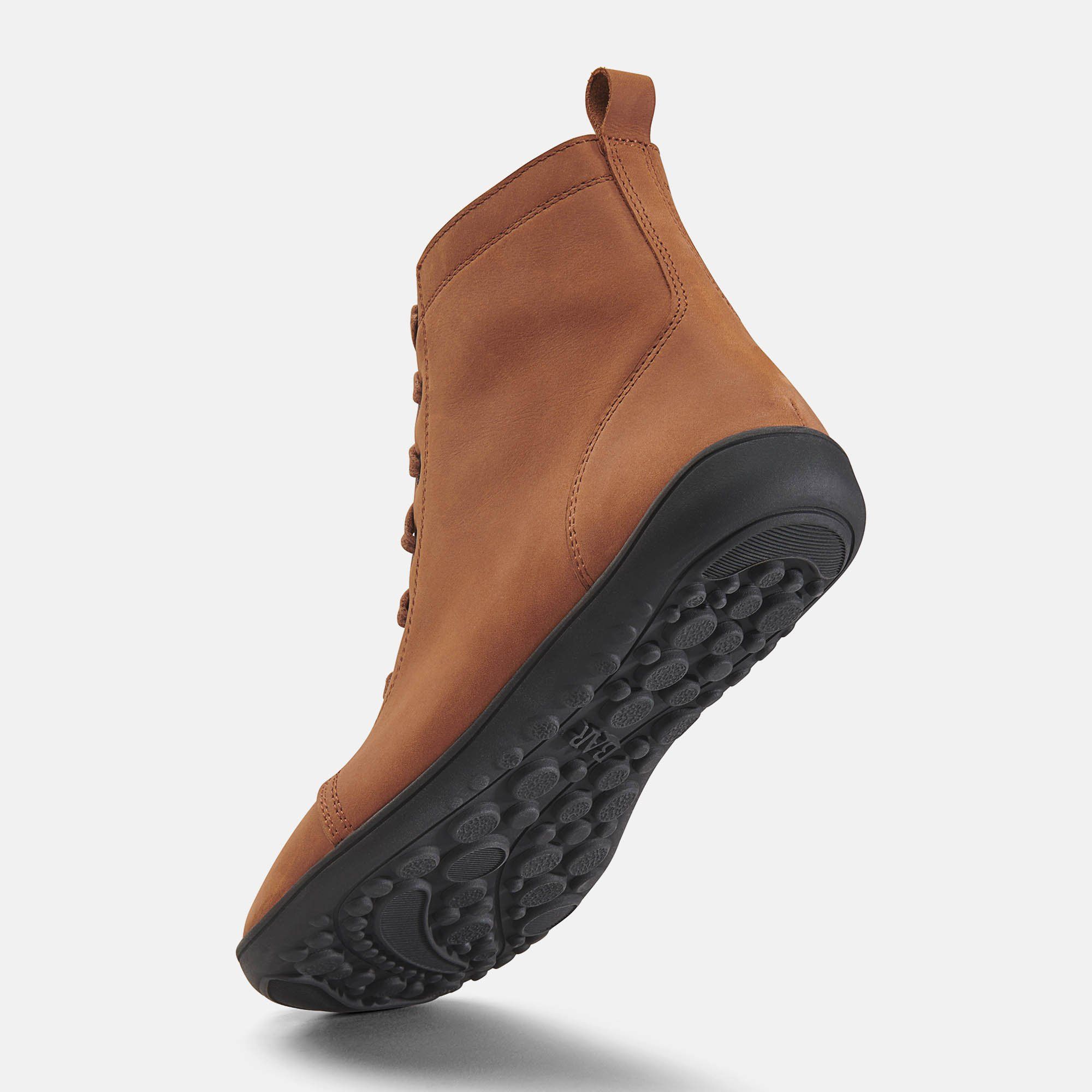 Braune Stiefelette, Unteransicht. Schwarze Sohle mit Profil. Hellbraunes Obermaterial.