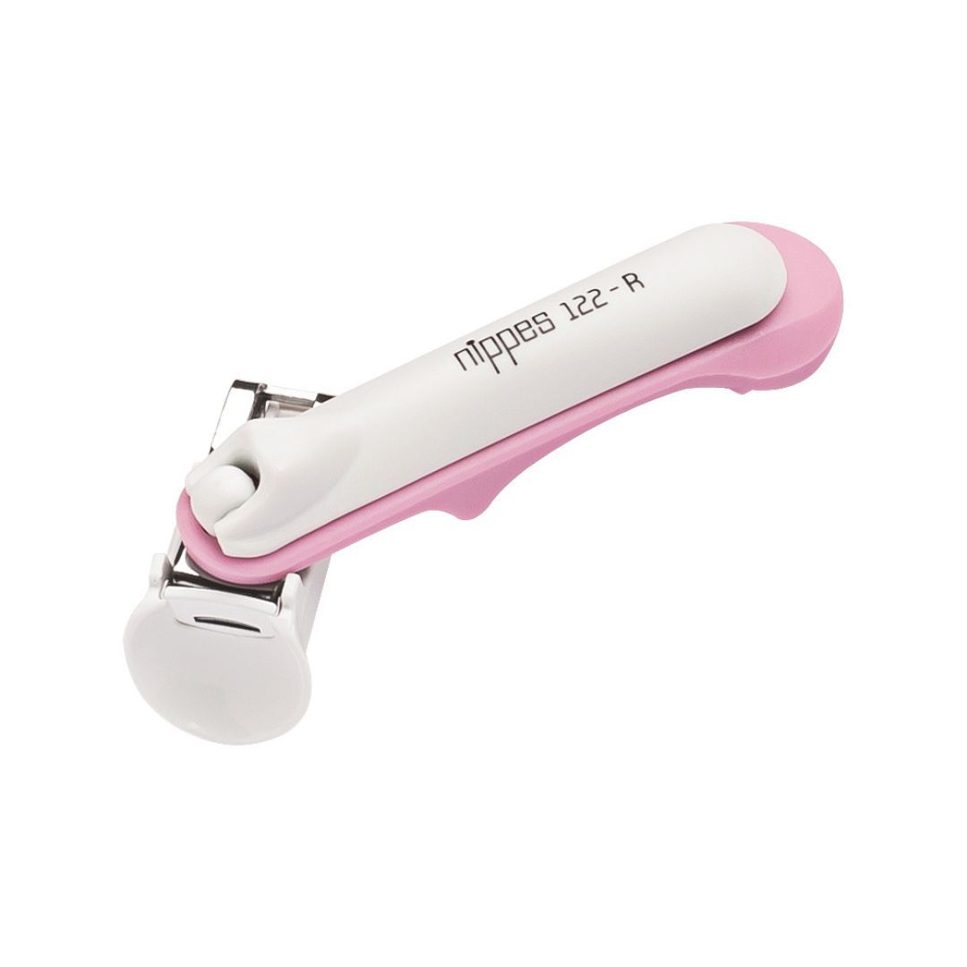 Baby Nagelknipser, weiß-rosa. Griff und Hebel rosa, Schneidebereich silberfarben. Aufschrift: nippes 122-R. Geöffnet.
