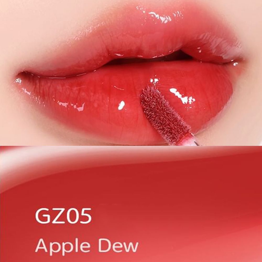 Nahaufnahme von Lippen mit rotem Lipgloss. Der Applikator ist sichtbar. Unterhalb der Lippen steht "GZ05 Apple Dew".