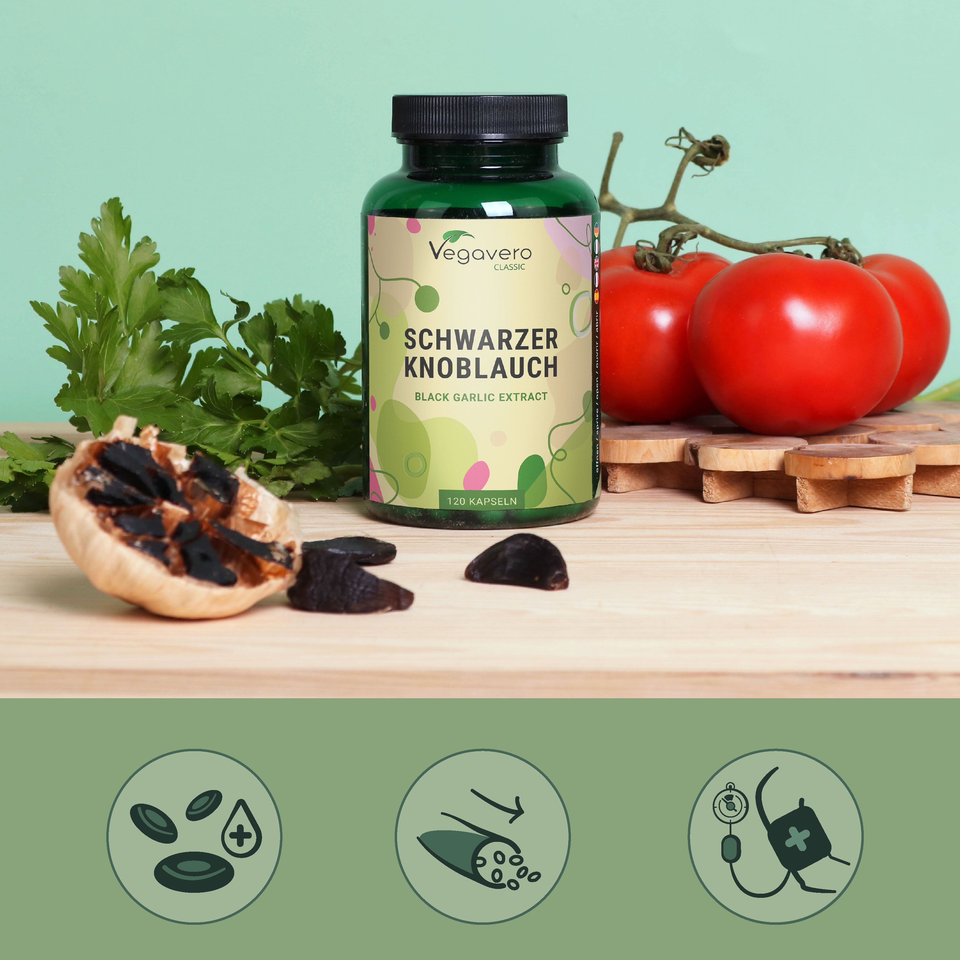 Grüne Flasche mit schwarzen Knoblauch Kapseln, daneben Knoblauchzehe und Tomaten. Mit Symbolen für Gesundheit.
