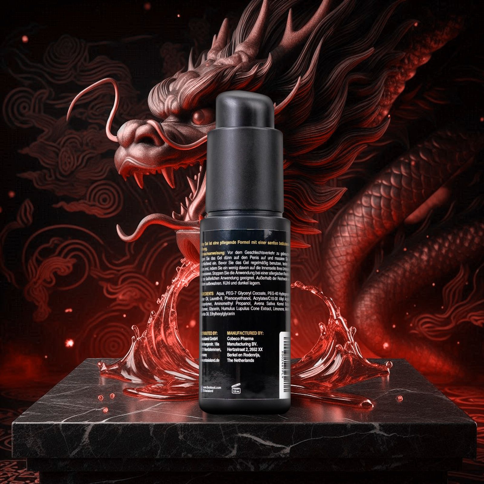 Schwarze Flasche mit Produkt vor rotem Drachenhintergrund. Produktetikett sichtbar.