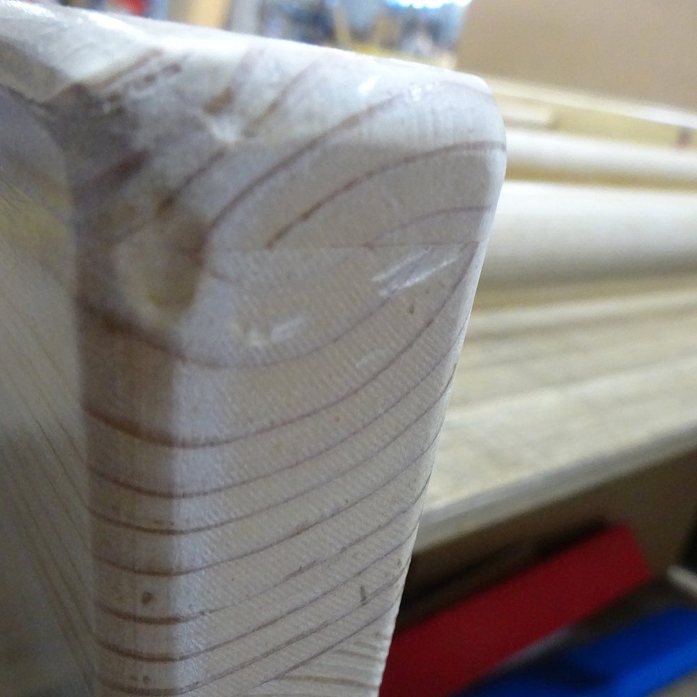 Detailansicht einer abgerundeten Ecke einer Holz-Kletterwand.