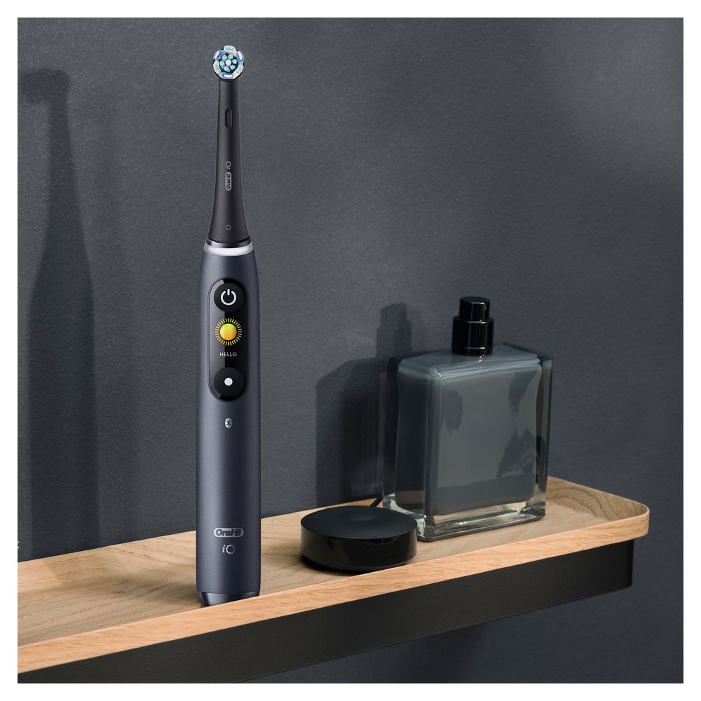 Oral-B - Elektrische Zahnbürste "iO Series 8 Black Onyx" + Reiseetui in Schwarz