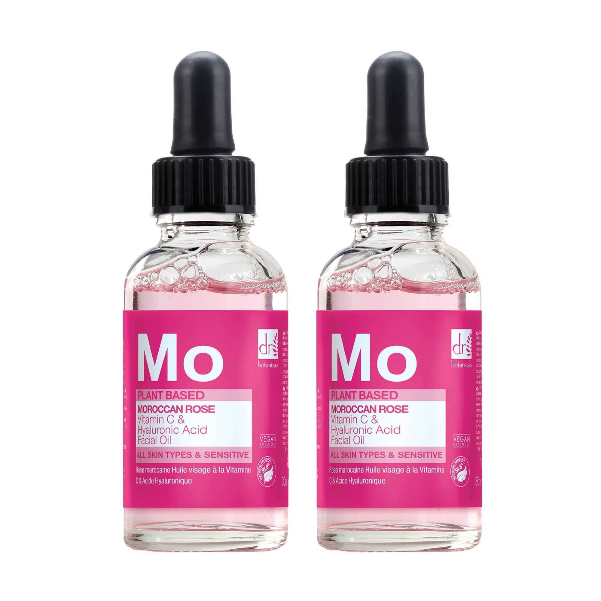 Zwei Flaschen Gesichtsöl mit rosa Etikett. Aufschrift: Moroccan Rose, Vitamin C & Hyaluronsäure. Schwarze Pipetten. Klare Glasflaschen.