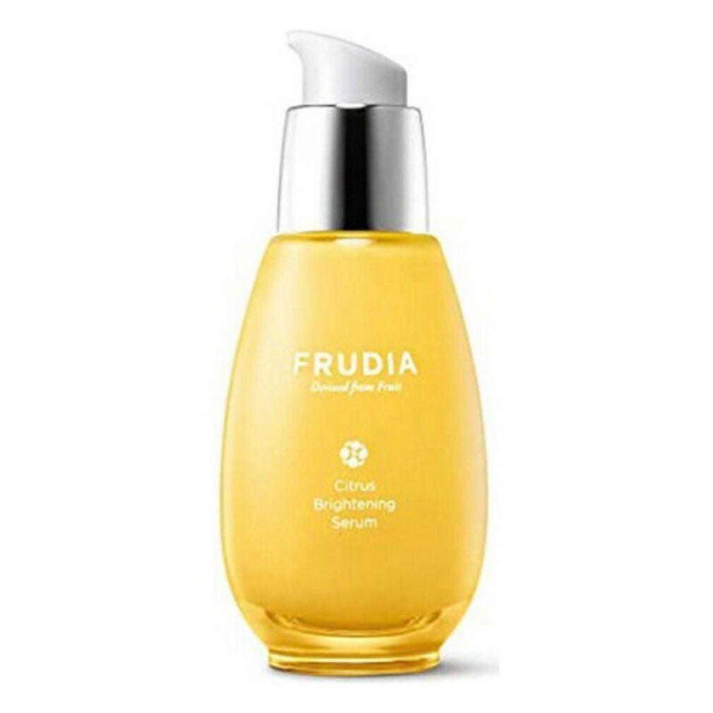 Gelbes Serum in Tropfenform mit silbernem Pumpkopf. Aufschrift: FRUDIA, Citrus Brightening Serum.