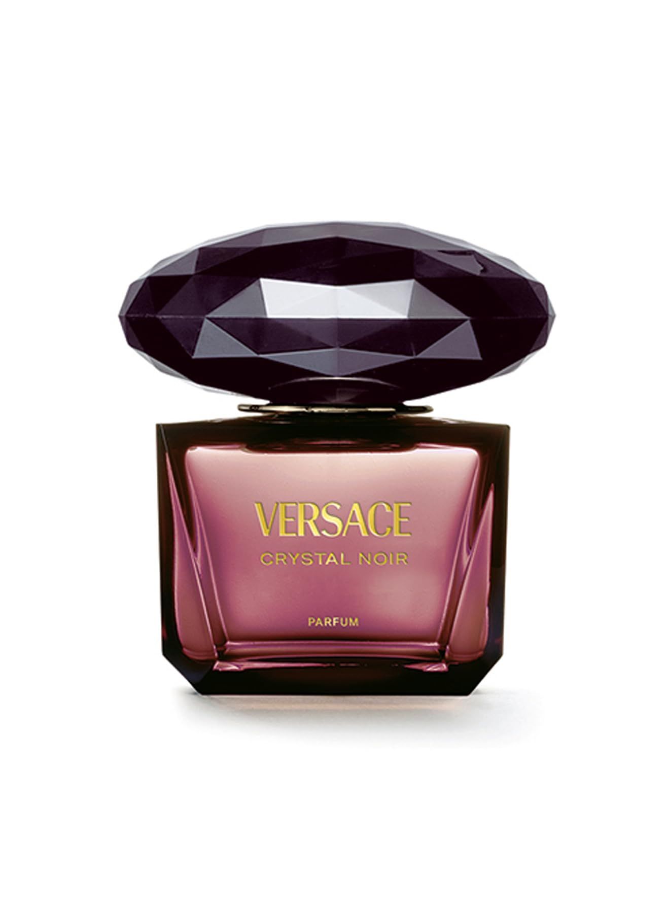 Versace Crystal Noir Parfum Spray. Eckiger Flakon mit facettiertem Deckel. Goldfarbener Schriftzug auf rosa Hintergrund.