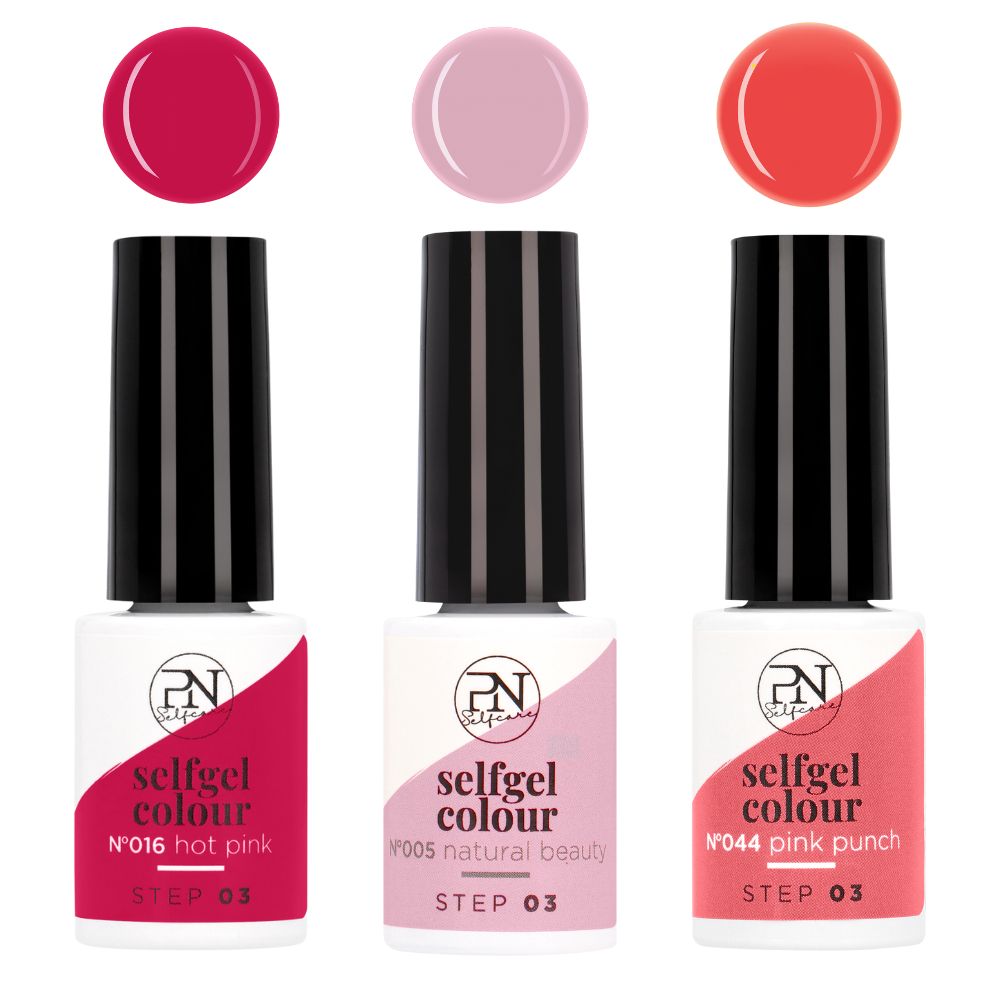 Drei PN Selfcare Set Vernis Semi-Permanent Flaschen mit Farbmustern. Farben: Hot Pink, Natural Beauty, Pink Punch. Schwarze Kappen, weiße Etiketten.