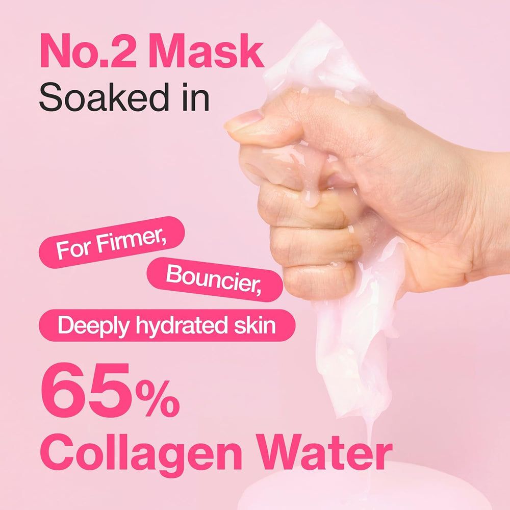 Hand drückt eine durchnässte Tuchmaske aus, die mit 65% Kollagenwasser getränkt ist.