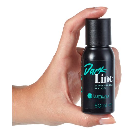 Schwarze Flasche "Dark Line" in Hand gehalten. Text: "Stimulierendes Penisgel". Logo Lumunu. Volumen: 50ml.