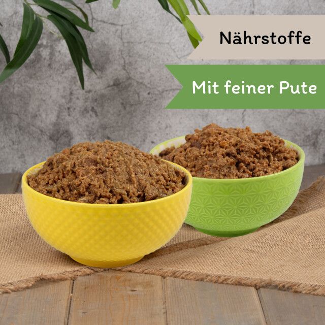 Zwei Schalen Katzenfutter. Aufschrift: Nährstoffe, Mit feiner Pute. Gelbe und grüne Schale.