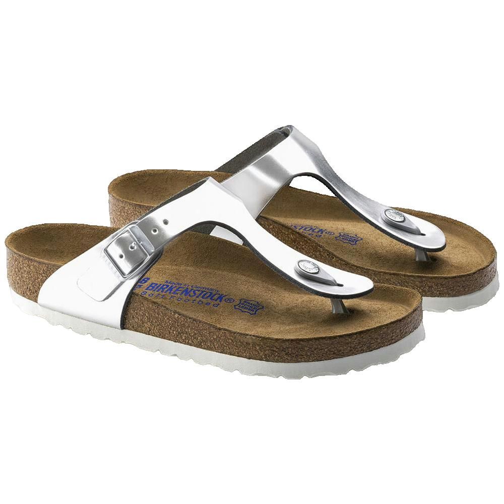Paio di sandali Birkenstock Gizeh Soft. Tomaia argento, plantare in sughero, fibbia regolabile. Infradito. Bordo suola bianco.