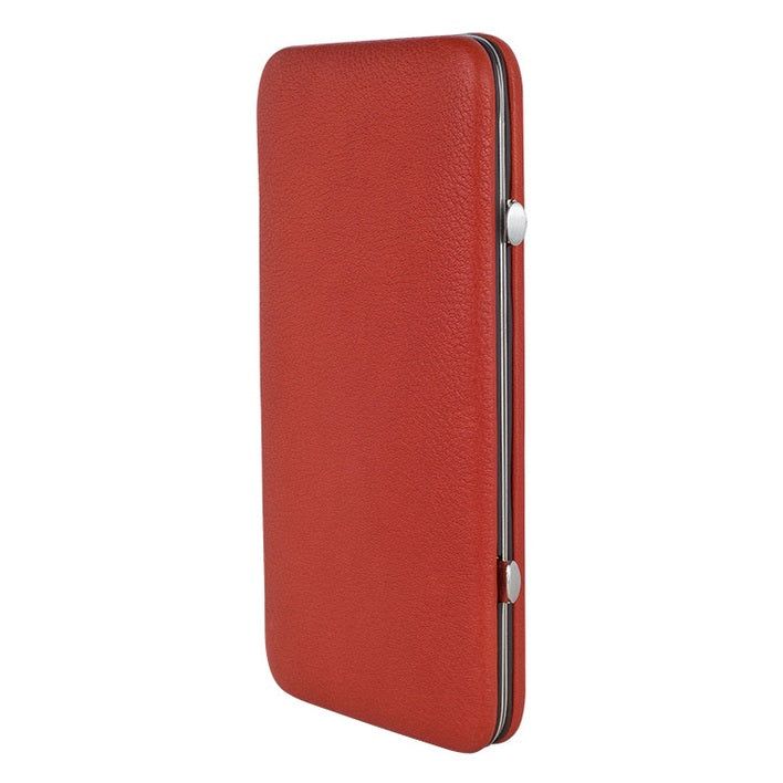 Rotes, rechteckiges Etui mit silberfarbenem Rahmen und Verschluss. Lederstruktur. Geschlossen, Seitenansicht.